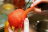 Помидоры бланшируйте (очистите от кожицы и семян - для этого опустите на несколько минут помидор в кипяток) и нарежьте кубиками. Добавьте кубики помидора в кастрюлю. Добавьте в кастрюлю воду и тушите примерно 20 минут на небольшом огне.