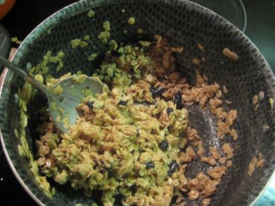 Влейте сгущёное молоко и мёд (можно и без мёда). Помешивайте смесь, не давая ей пристать ко дну кастрюли, до тех пор, пока она не станет такой густой и липкой, чтобы из неё можно было лепить шарики.