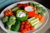 Наполните стаканчики из болгарского перца соусом и поставьте в центре сервировочного блюда. Вокруг выложите овощи и подавайте на стол!  
