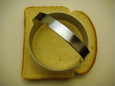 Вырежьте при помощи формы для печенья круг из кусочка хлеба.