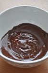 Растопите темный шоколад в микроволновке.