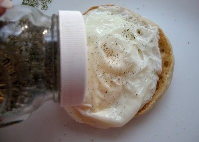 Приправьте перцем и солью.