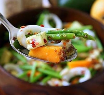 Изображение рецепта ''Салат из кальмаров со спаржей, манго и авокадо''