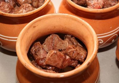 Сверху почти до верха выложите мясо.