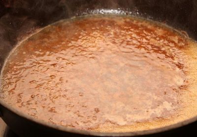 Налейте воду в сковороду, в которой жарилось мясо и дайте ей закипеть. Посолите, поперчите.