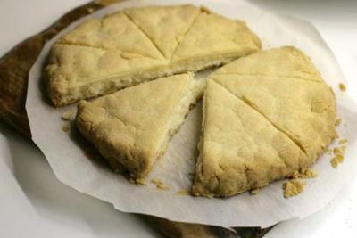 Выпекайте при температуре 190 градусов около получаса. Вкусно и горячее и холодное.
