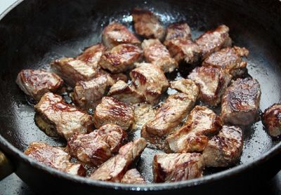 Мясо нарежьте небольшими кусочками. Обжарьте до коричневой корочки.