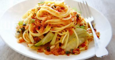 Изображение рецепта ''Спагетти с каперсами, фенхелем и хлебной крошкой''