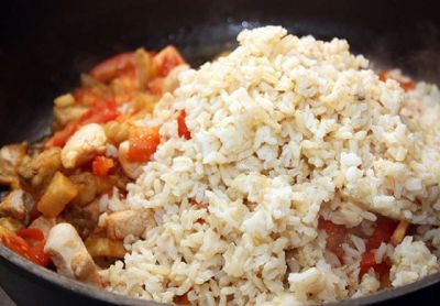 Через 5 минут добавьте отваренный рис, соль и перец по вкусу, все перемешайте  и выключите огонь.