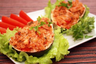 Фаршированные баклажаны с курицей и рисом можно подавать как в горячем, так и в холодном виде. Приятного аппетита!