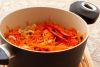 Тушите мясо на среднем огне 30-40 минут. Затем добавьте нарезанные морковь и лук, тушите еще 30 минут. Потом посолите, поперчите, добавьте приправы по вкусу.
