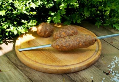 В фарш добавьте измельченный лук и специи по вкусу. После этого хорошо(!) вымесите фарш - до тех пор, пока он не станет достаточно вязким. Мокрыми руками сформируйте из фарша шарик, затем придайте ему чуть удлиненную форму и наденьте люля-кебаб на шампур или хорошо смоченную водой шпажку.

