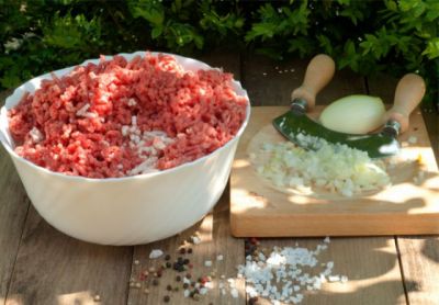 Мясо на говяжий люля-кебаб перекрутите через мясорубку вместе с жиром (его должно быть достаточно много, так что постное мясо для люля-кебаб из говядины не берите).