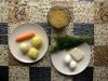 Подготовьте ингредиенты для овощного супа с плавленым сыром. Прежде всего, сварите яйца.