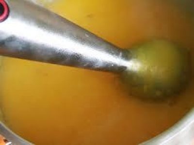 Готовый суп слегка остудите, взбейте в блендере в пюре. Добавьте растительное масло, хорошо все перемешайте.