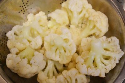 Овощи тщательно вымойте, почистите, нарежьте кусочками. Цветную капусту разделите на соцветия. Залейте небольшим количеством горячей воды. 
.