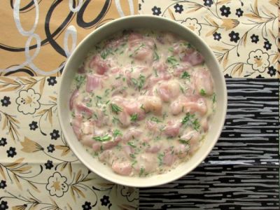 К мясу добавить яйцо, сливки, мелко нарезанную зелень, соль, перец. Все перемешать.