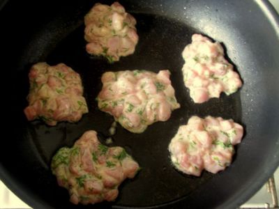 Котлетки выложить ложкой на разогретую сковороду с маслом.