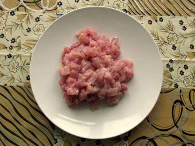 Куриное филе мелко нарезать на кусочки приблизительно 1х1 см.  