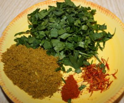 Через 1,5-2 часа достаньте мясо, процедите бульон через марлю, снова залейте в кастрюлю, посолите, добавьте рис и верните мясо. В кастрюлю положить обжаренный лук, лавровый лист и перец. Варить 15 минут. Грецкие орехи измельчите, засыпьте в суп. Готовьте суп харчо еще 5 минут, после чего положите соус ткемали и засыпьте петрушку, хмели-сунели, красный перец.
