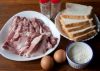 Подготовьте ингредиенты. нарежьте свинину для ромштексов порционными кусками примерно 100-150 г весом.