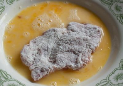 Обмакните ромштексы во взбитое яйцо, обваляйте в сухарях и обжарьте с обеих сторон по 5-7 минут.