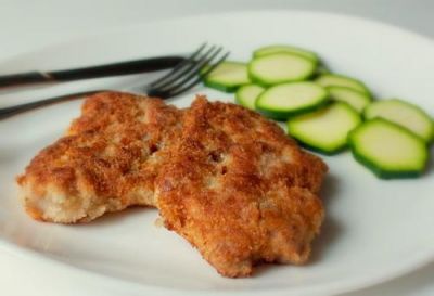 К столу подавайте ромштексы из свинины в горячем виде - со свежими овощами и соусом.