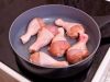 Куриные ножки обжарьте на горячей сковороде с солью и перцем. Кожу можете снять. если вы ее не любите. 