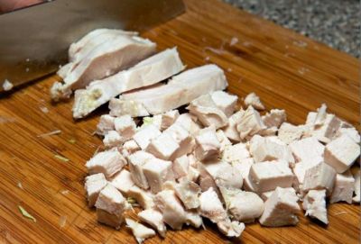 В отдельной посуде отварите курицу. Готовое мясо нарежьте. 