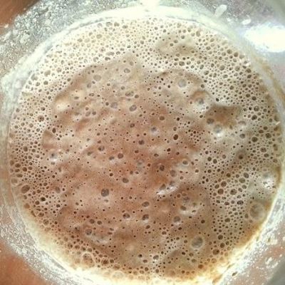 Загустите слегка остывшую водичку заболткой из подсушенной на сухой сковороде ржаной муки. Добавьте закваску для кваса. 