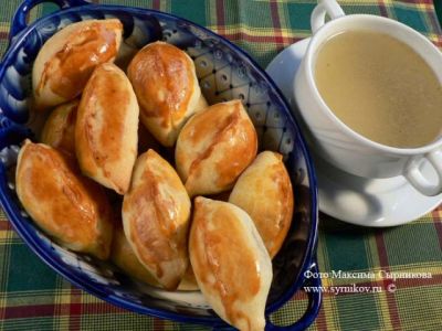 Обесшкурьте среднего размера соленые огурцы и удалите дряблую серединку. Лук очистите, мелко нарежьте.
Обжарьте лук на топленом масле, добавьте измельченные огурцы и немного потомите на маленьком огне.