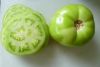 Зеленые помидоры вымойте, нарежьте на шайбы толщиной 5-6 мм. Лук очистите, нарежьте полукольцами.