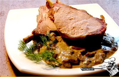 На блюдо выложите хорошую порцию густой грибной подливы и кусок мяса на ребре, украсьте зеленью.