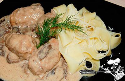 Мясо - свинину и говядину - пропустите через мясорубку. Куриное мясо - дважды. Смешайте.
Размочите булку и вместе с луком тоже пропустите через мясорубку.
Добавьте молоко, яйцо, пропущенный через пресс чеснок, соль и перец.
Фарш хорошенько вымешайте и отбейте.