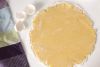 Приготовьте сладкое рубленое слоеное тесто (http://edasla.ru/recipe/858). Тесто раскатайте на присыпанной мукой поверхности. 