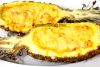 Выложите полученную начинку в половинки ананаса, сверху посыпьте сыром. Осторожно поставьте ананасы в духовку и запекайте, пока сыр хорошо не подрумянится, минимум 20 минут.