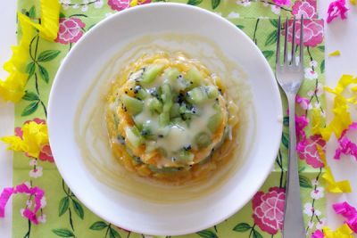 Перед подачей выложите на тарелку слоями, в качестве соуса - используйте любой сливочный ликер. Им же можно украсить блюдо.