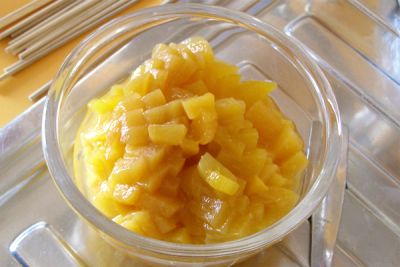 Персикам необходимо постоять, чтобы стекла лишняя жидкость.