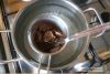 Растопите на водяной бане плитку шоколада. Намажьте сверху кекса, приклейте к шоколаду конфетки.