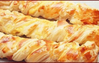 Изображение рецепта Слоёные косички с курицей и сыром