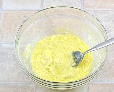 Все ингредиенты комнатной температуры смешайте. Жидкое тесто выдержите, опять же при комнатной температуре, полчаса. Тесто должно быть такой густоты, чтобы 2 ст.л. его разливались по горячей сковороде в блинчик диаметром ~20см.