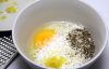 В отдельной емкости смешайте яйца, сыр, добавьте туда лимонную цедру (три-четыре щепотки) и лимонный сок, тщательно перемешайте.
