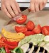 Все овощи вымойте. Баклажаны и кабачки нарежьте по диагонали кружками толщиной примерно 1 см. Помидоры (сливки) и перец (возьмите разных цветов) разрежьте вдоль на 4 части. Из перцев удалите сердцевину.