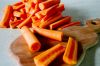Морковь нарежьте кусками по 6 см.