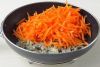 На хорошо разогретой сковороде поджарьте лук. Добавьте натертую на крупной терке морковь и готовьте до тех пор, пока овощи не станут золотистыми.
