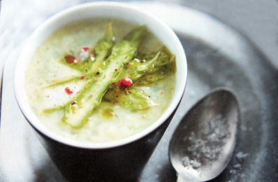 Изображение рецепта ''Суп из спаржи с пармезаном и базиликом''