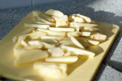 Картофель нарежьте соломкой и киньте в кипящую воду. Отварите до готовности.