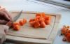 Подготовьте остальные овощи для куриного супа. Очистите морковь и картофель, нарежьте.