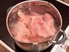 Сварите курицу в кипящей подсоленной воде. Опускать надо в кипяток! Чтобы куриный суп был красивым, а бульон - прозрачным, крышкой плотно не накрывайте. Положите в бульон целую очищенную луковицу.