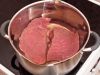Чтобы приготовить щи с говядиной, нужно сделать хороший бульон. Поставьте варить мясо. Чтобы было меньше накипи, мясо лучше класть в кипящую воду.